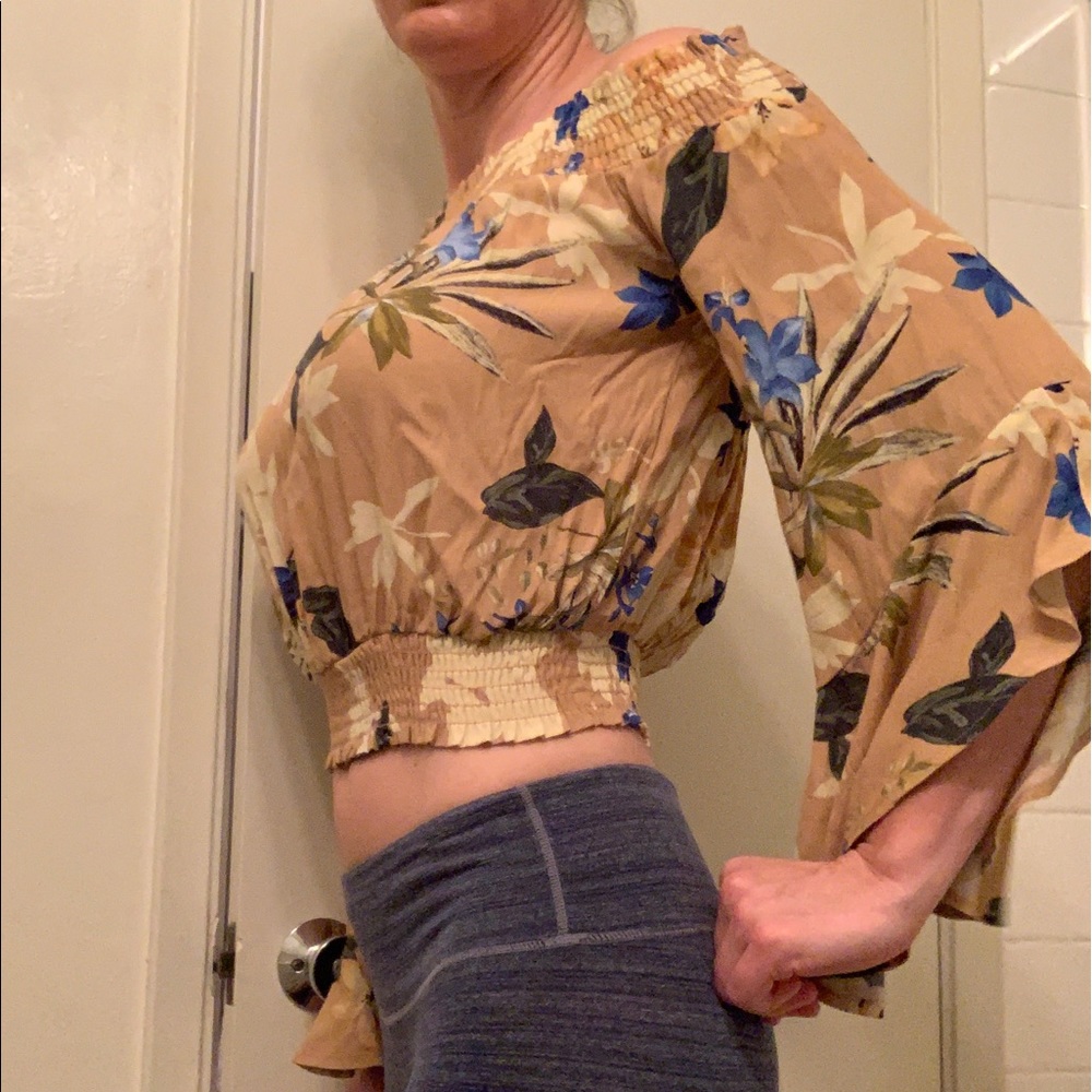 Astro Ruffle Sleeve Top